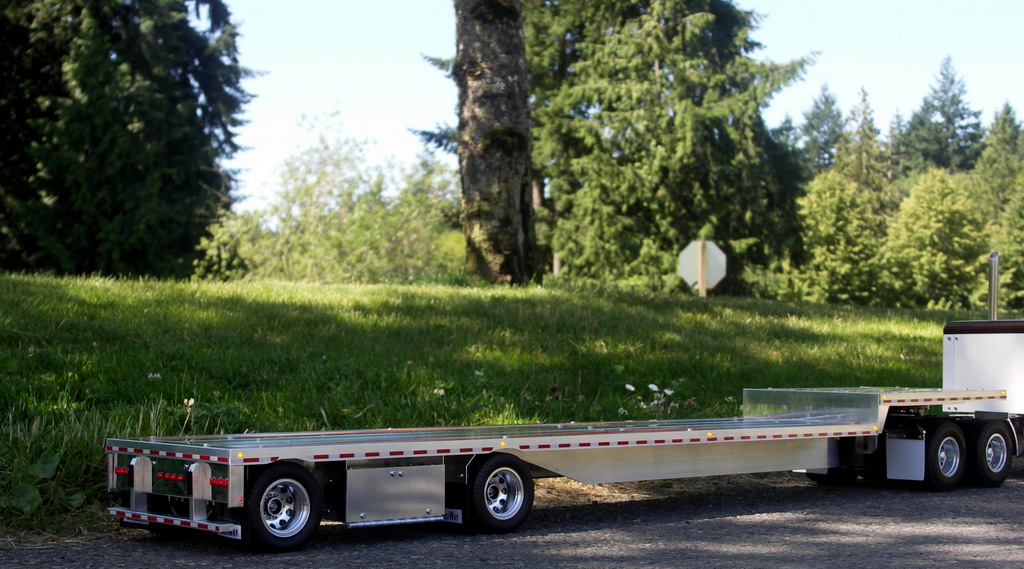 Moebius Models 1304 – 48' Spread Axle Cambered Deck Trailer Kit, 1/25 Scale